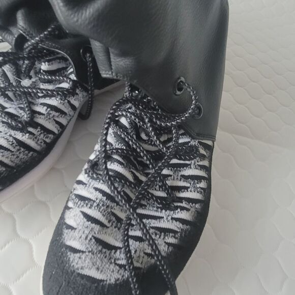 Nike Womens Roshe Two Hi Flyknit Boot Sneakers Shoes Size 9 Black white - Picture 10 of 14